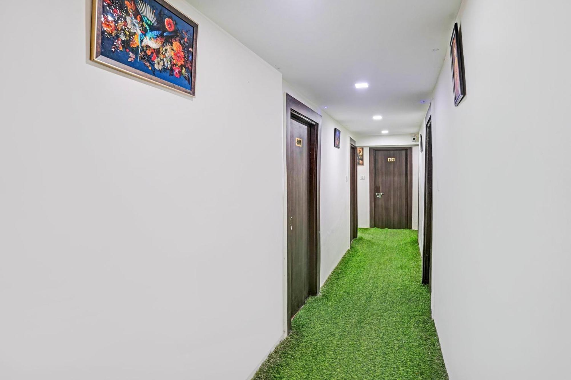 Super Hotel O Navrangpura Cg Road Formerly Hotel Yugraj Ahmedabad Exterior photo